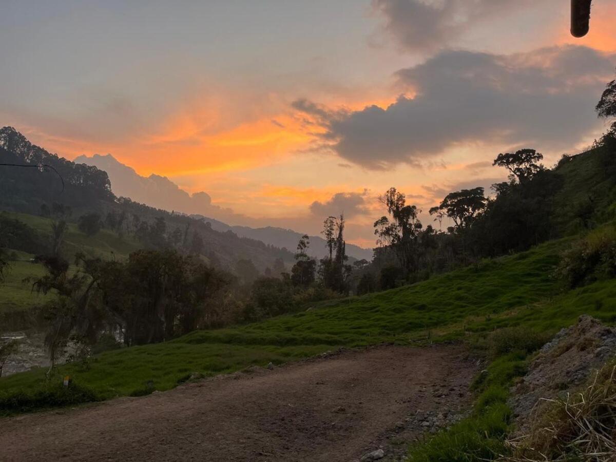 Alojamiento Con Vista Al Rio Y Paisajes Hermosos مانيزاليس المظهر الخارجي الصورة